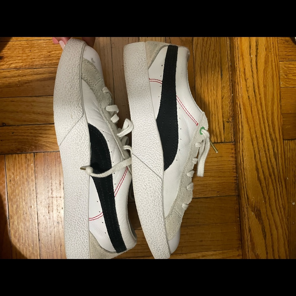 PUMA white sneaker with colorful detail. Size 7. Great condition. Comfortable!